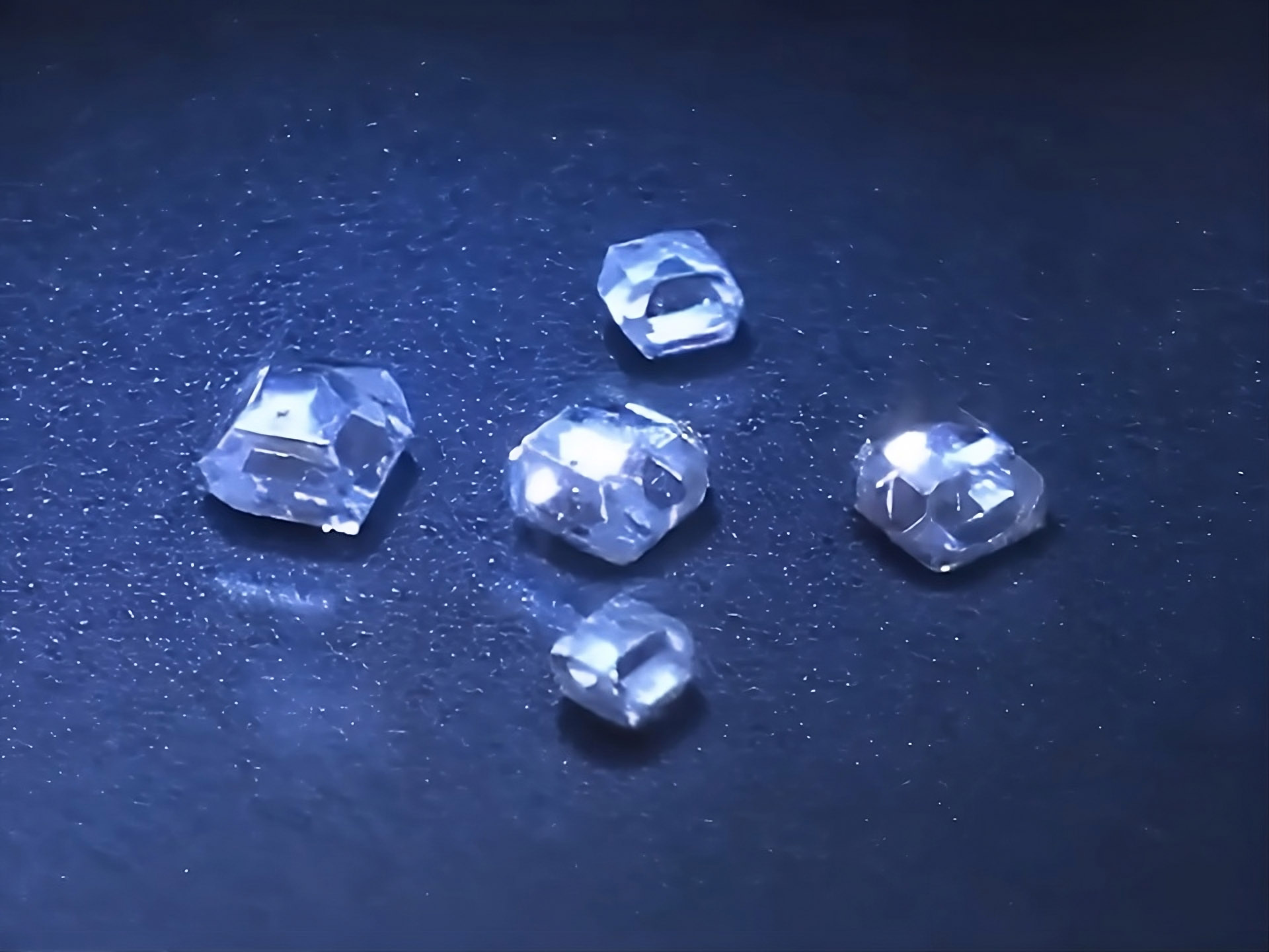 Ein Video darüber, wie personalisierte Diamanten hergestellt werden.